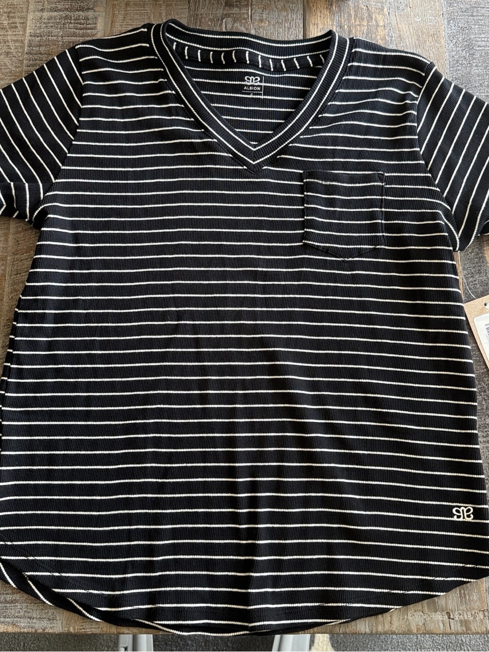 NWT Albion BASIC V NECK TEE, CHUNKY BLACK AND WHITE STRIPE Size Small